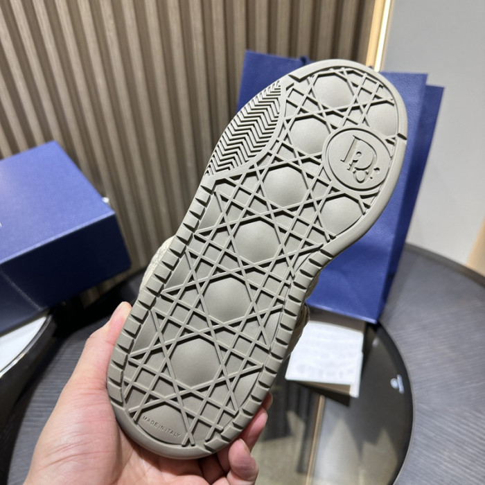 D10R B9s SNEAKER