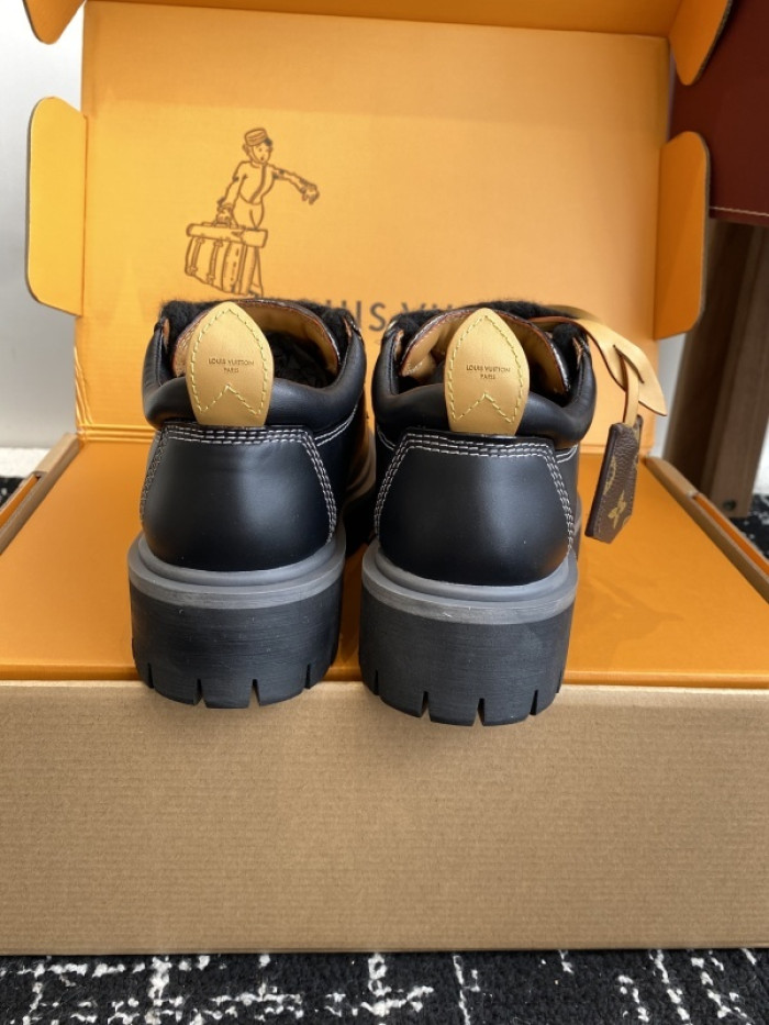 L0VT SNEAKER